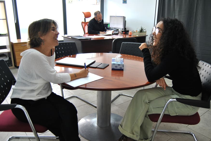 Dina i Judith parlant sobre el futur del seu negoci